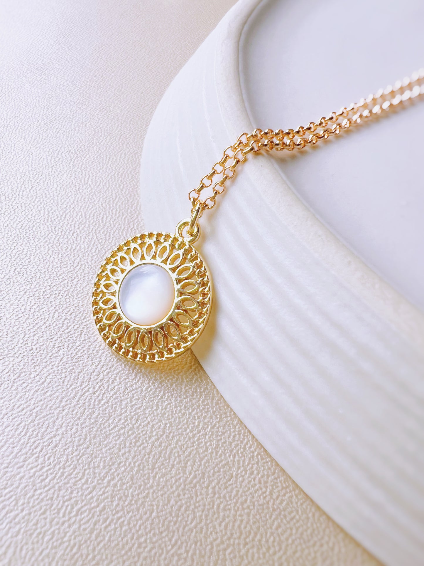 MEDALLION SUN GOLD PEARL