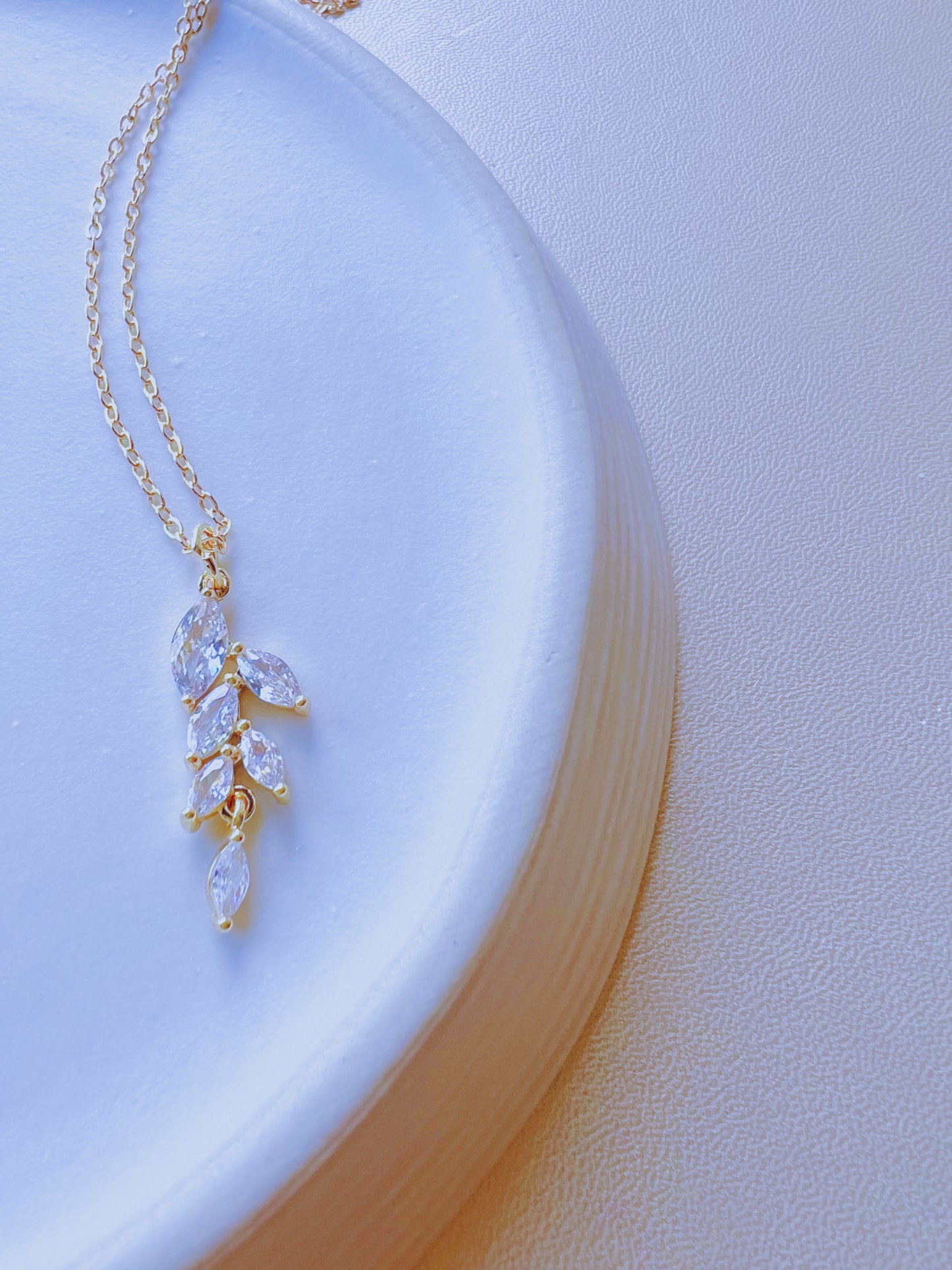 DANGLE MARQUISE LEAF